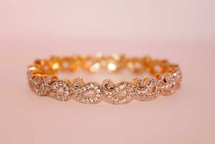 Jeweler hands crafting Liilou necklace