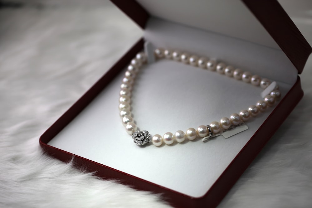 Liilou delicate gold necklace on model